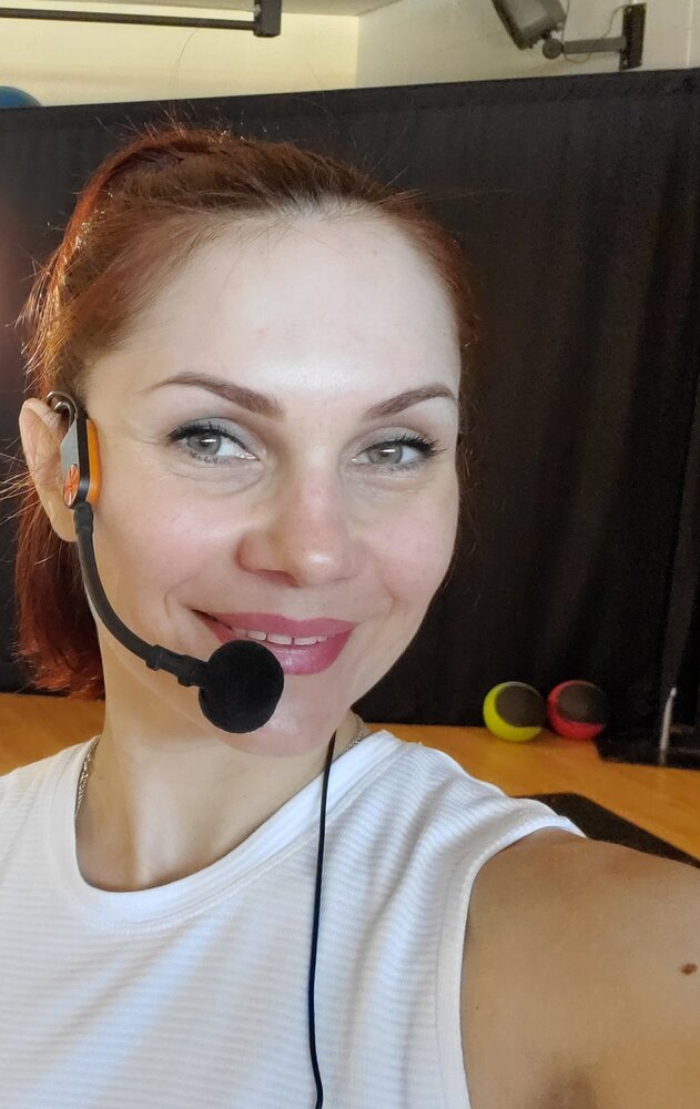 Anna smiling, ready for an online session